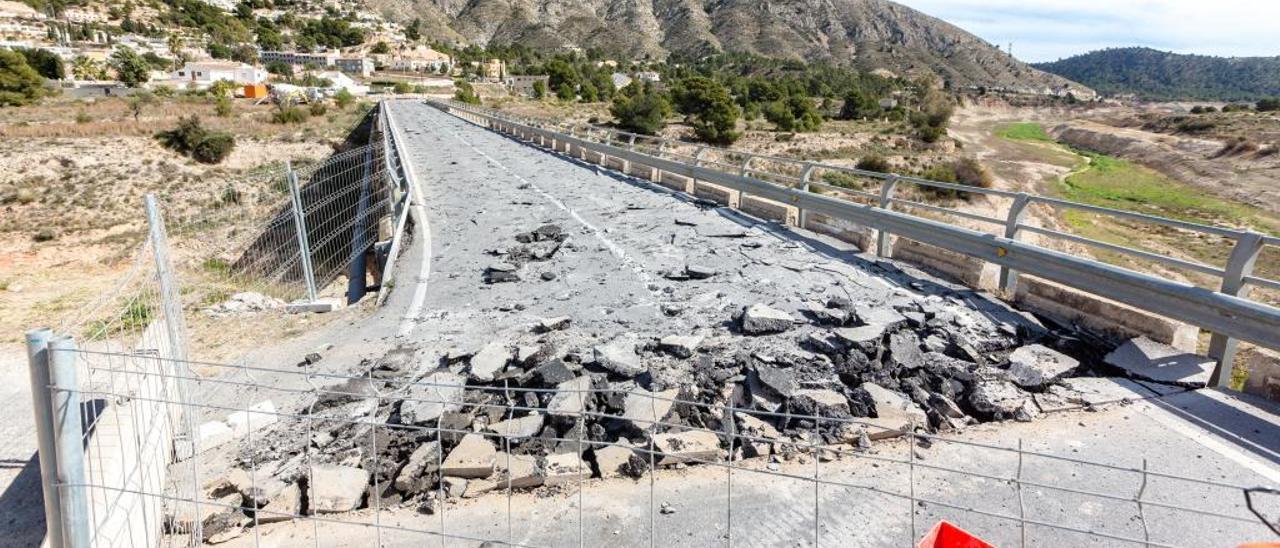 Los primeros trabajos que se han hecho en el puente para su retirada desde que se cortó la carretera de acceso a Orxeta.