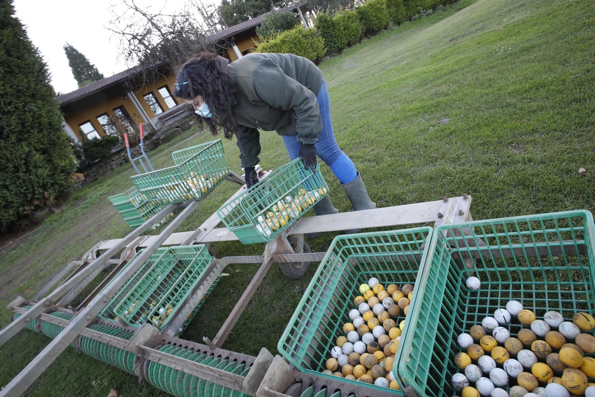 Usuarios y empleados en el campo de golf de El Tragamón