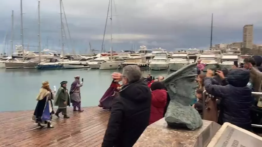 Los Reyes Magos llegan al puerto de Alicante y llenan de ilusión la ciudad pese al frío y la lluvia