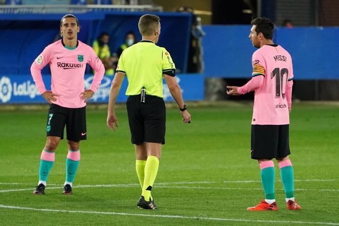 Imágenes del partido entre el Alavés y el FC Barcelona correspondiente a la jornada de LaLiga, disputado en el estadio Mendizorrotza de Vitoria.