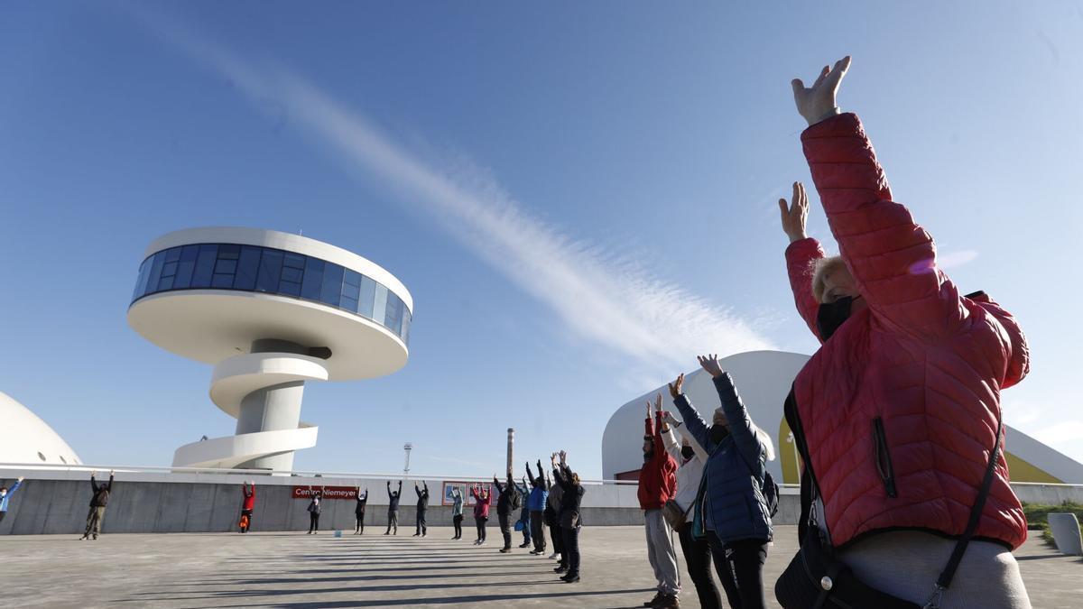 Participantes en las caminatas realizando estiramientos en la plaza del Niemeyer, en una imagen de archivo.