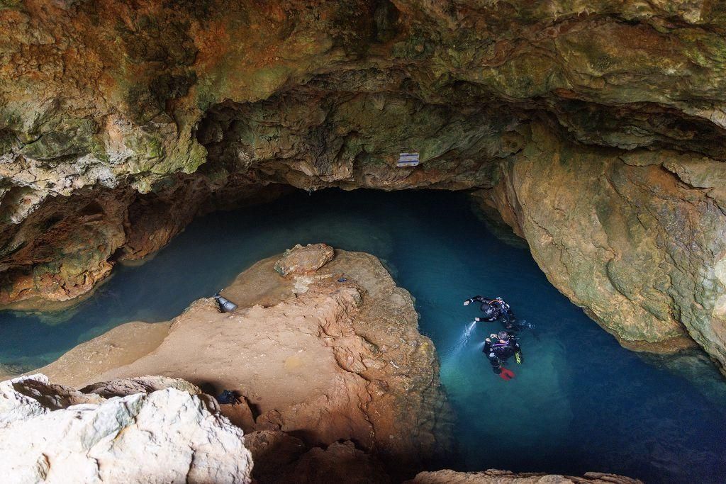 Buceadores en la Cueva del Agua, Isla Plana