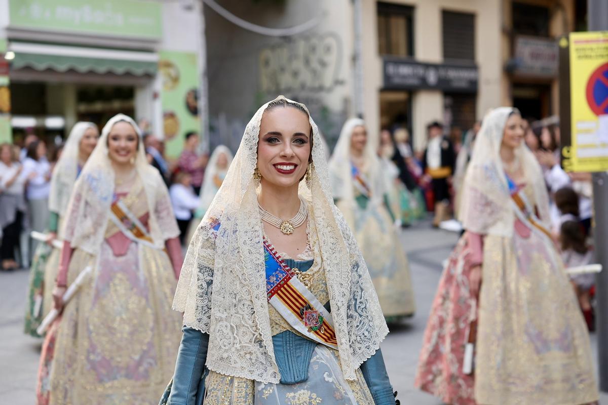 Carmen, Marta y la corte en la procesión de la Virgen de los Desamparados