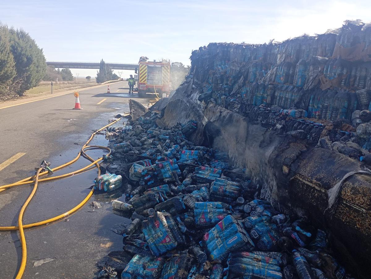 Incendio de un camióm de agua en Cerecinos de Campos.