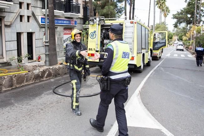 Una vela incendia un piso en el casco de Santa Brígida