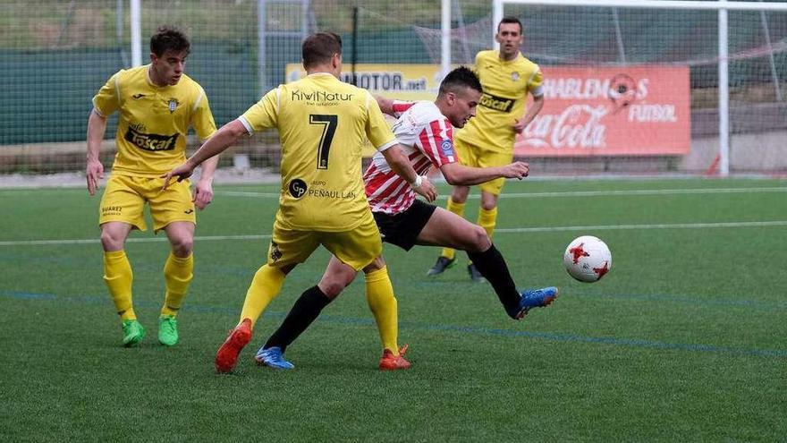 Una acción del Siero-Praviano disputado ayer en El Bayu.