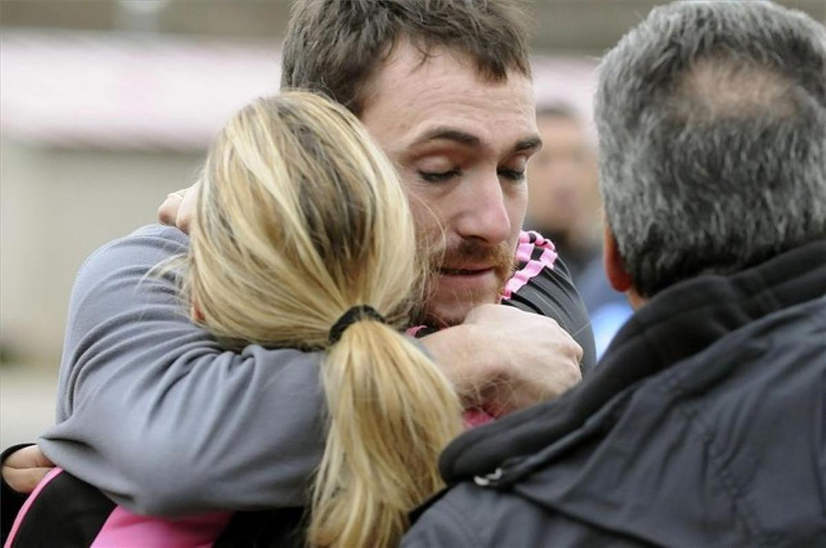 Dues persones ploren abraçades als voltants del Pozo Emilio, on almenys sis persones han morts per inhalació de gas.