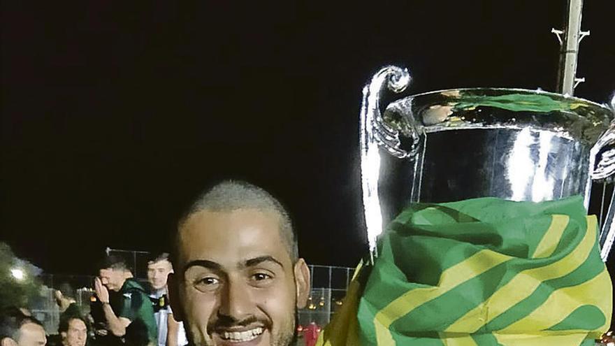 Nacho Cases posa con la Copa de Chipre.