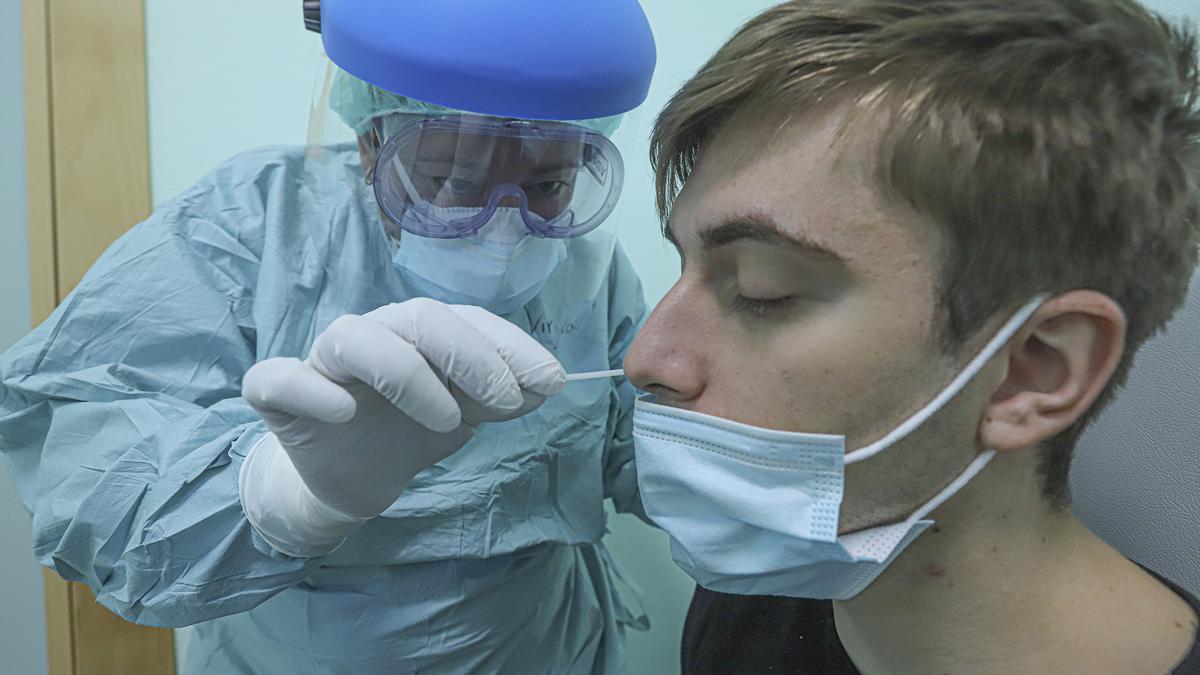 Toma de muestra para un test de antígenos en el Hospital Quirónsalud de Torrevieja.