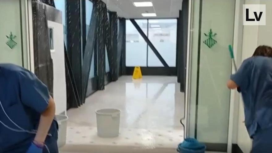 Goteras y cascadas de agua en el Hospital General de València por la tormenta