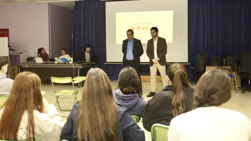 Charla, ayer, de la campaña de Emprego y Educación.