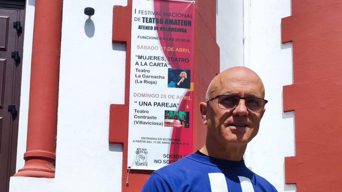 José Luis Campa delante del cartel del festival. | A. G.-O.
