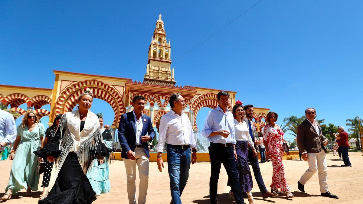 El vicepresidente y candidato a la Junta, Juan Marín, junto a l candidato por Córdoba, Ángel Luis Pimentel y otros dirigentes locales y regionales de Ciudadanos, este miércoles en la Feria de Córdoba.