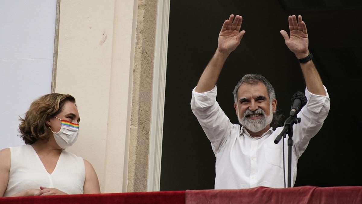 Jordi Cuixart y Ada Colau durante el pregón de las Fiestas de Gràcia