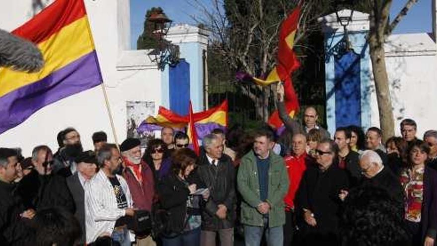 La marcha partió del antiguo cementerio de San Rafael y finalizó en el Peñón del Cuervo.