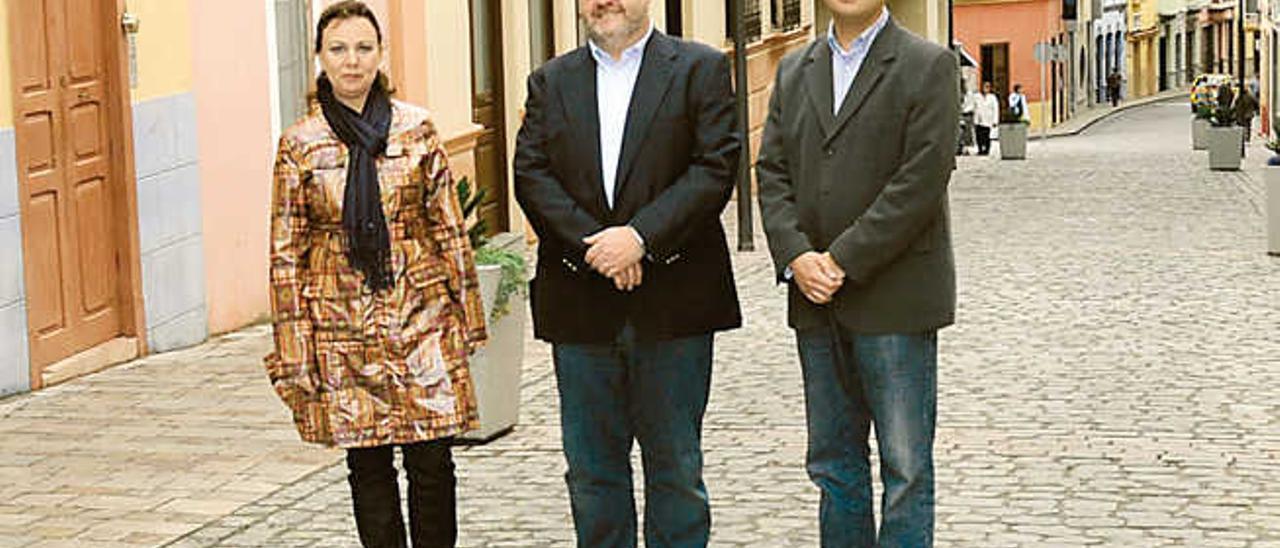 Laura Bañolas, Fernando Bañolas y Pedro Rodríguez, en el casco antiguo de Santa María de Guía.