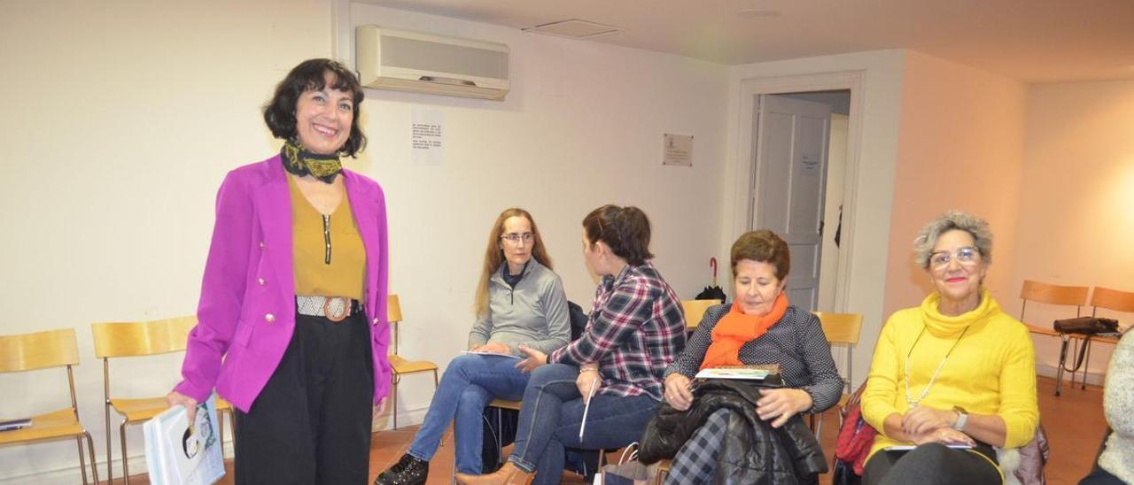 Encarna Pámpanas, de pie, durante el taller en Casa Solita. / E. P.