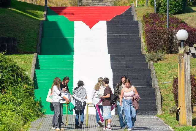 Mural colectivo por Palestina en el campus de Elviña