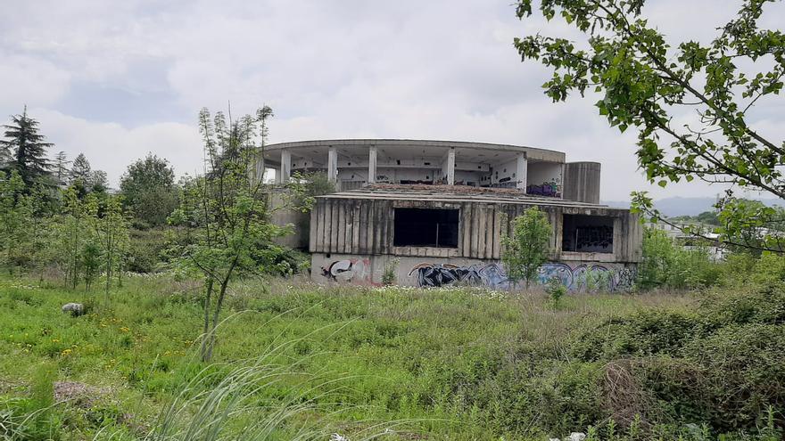 La piqueta amenaza el antiguo edificio de Amena en Siero: el &quot;banco malo&quot; se hace con la propiedad y el Ayuntamiento pretende derribarlo