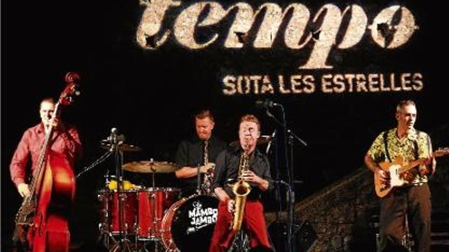 Los Mambo Jambo en plena actuació, dijous a la nit, a la plaça dels Jurats de Girona.