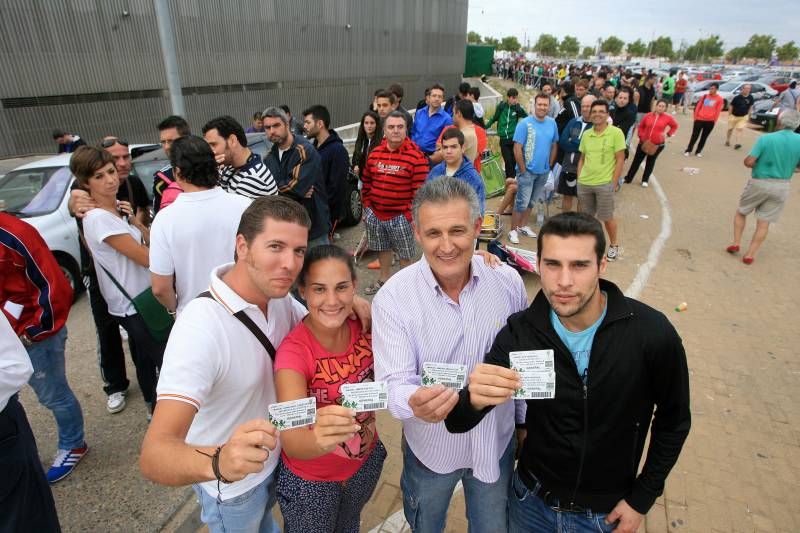 Largas colas ante El Arcángel para conseguir los abonos de la temporada