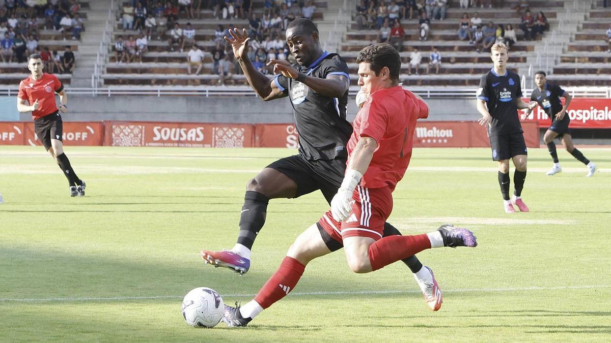 Edu Sousa despeja ante Nsongo.