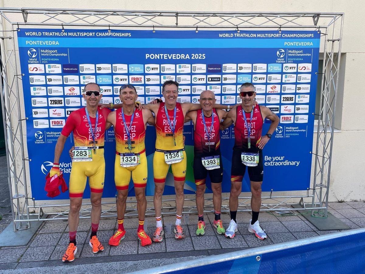 López, segon per l'esquerra, amb altres participants espanyols en el Mundial.