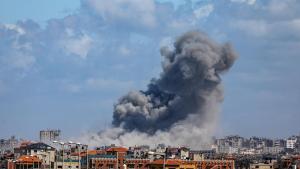 Humo sobre el norte de Gaza tras un bombardeo israelí, este viernes.