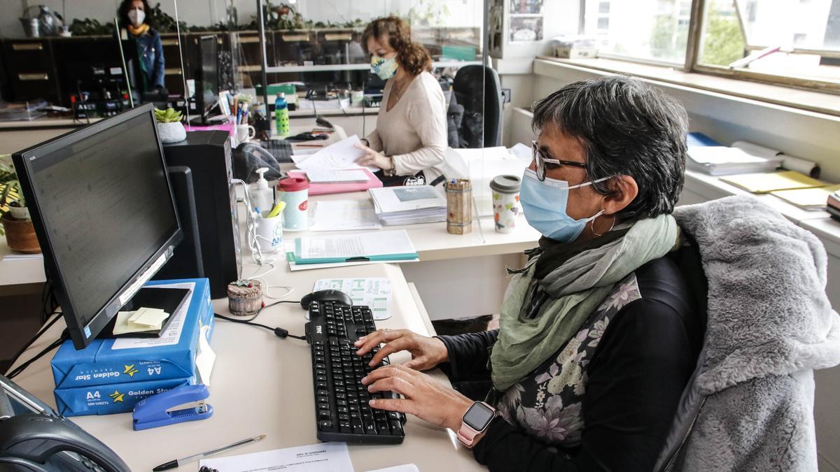 Funcionarios en el Múltiples de Cáceres con mascarilla.