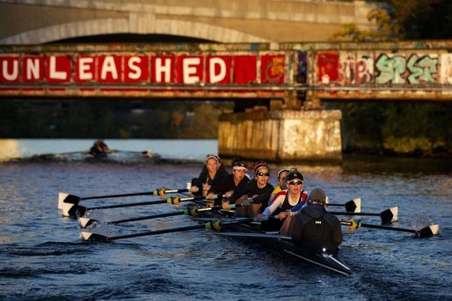 El equipo de Radcliffe Womens Heavyweight Crew entrena bajo el Puente de la Universidad de Boston en preparación para el Jefe de la Regata Charles.