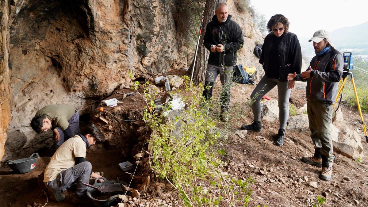 La concejala María José Gil visita las excavaciones arqueológicas en el Abrigo de La Capilla