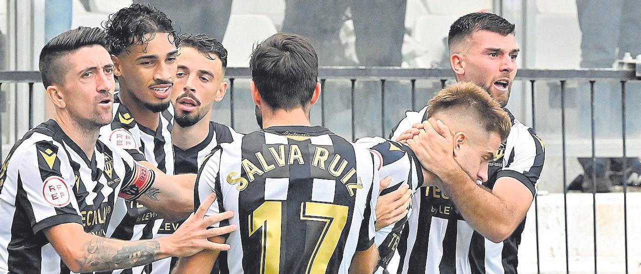 Los jugadores del Castellón celebran uno de los goles que marcaron en la última jornada en casa ante La Nucía.