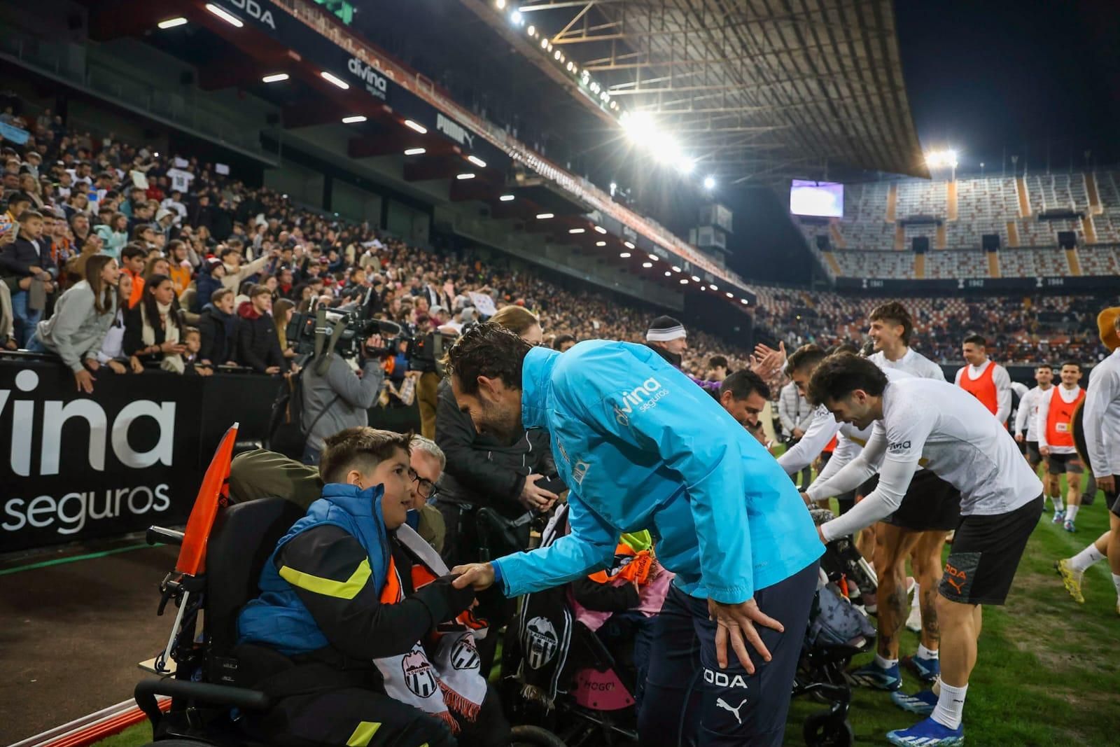 La afición se vuelca con el Valencia CF en el entrenamiento de Mestalla
