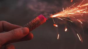 Un petardo encendido durante una celebración.