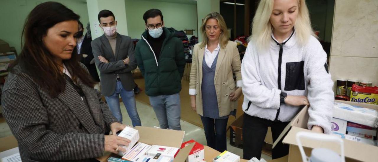 Carmen Arias (a la izquierda) y Yadviha Kamchatnaya (a la derecha), con Fernández Hurlé y representantes de Nuevas Generaciones en Avilés. | L. M.