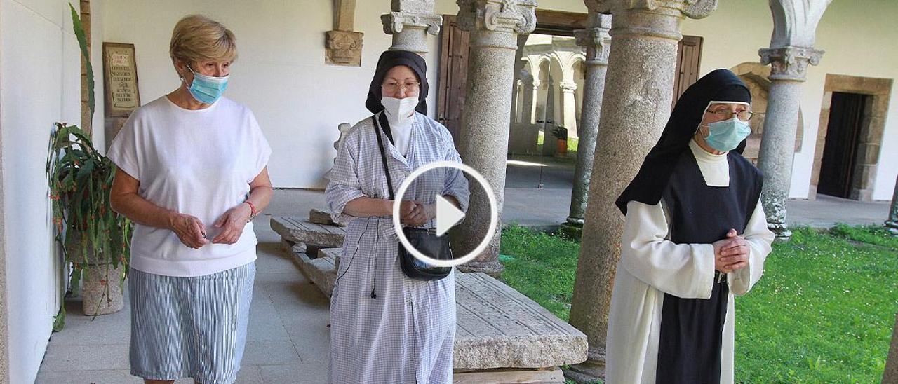 Isabel Valiente, madrileña, dejóayer el monasterio tras 8 días de retiro. En el claustro, junto a sor Rosario, la monja más joven, y sor Cruz, la abadesa del monasterio.