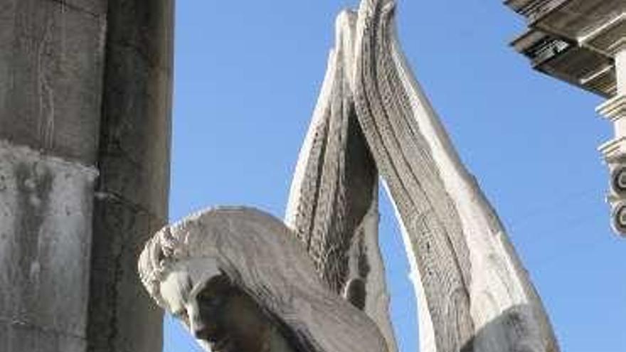 La escultura &quot;La Noche&quot;, en el pórtico. A la derecha, el interior de la capilla, en estado ruinoso.