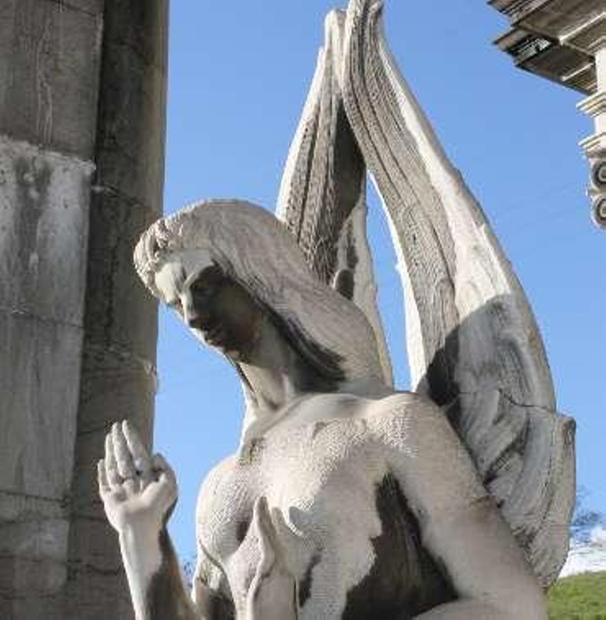 La escultura "La Noche", en el pórtico. A la derecha, el interior de la capilla, en estado ruinoso.