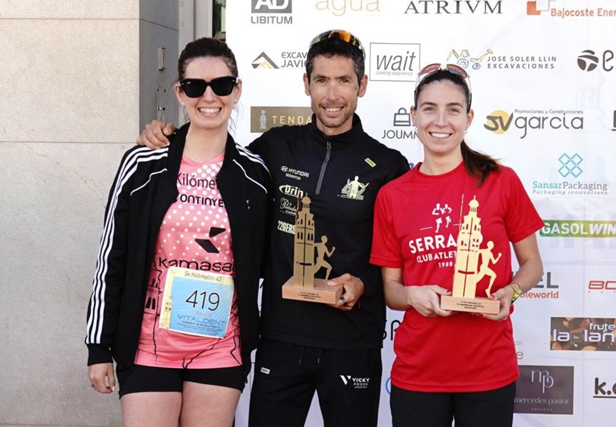 Los ganadores de la 5K de Ontinyent en categoría masculina y femenina con la regidora de Igualdad.