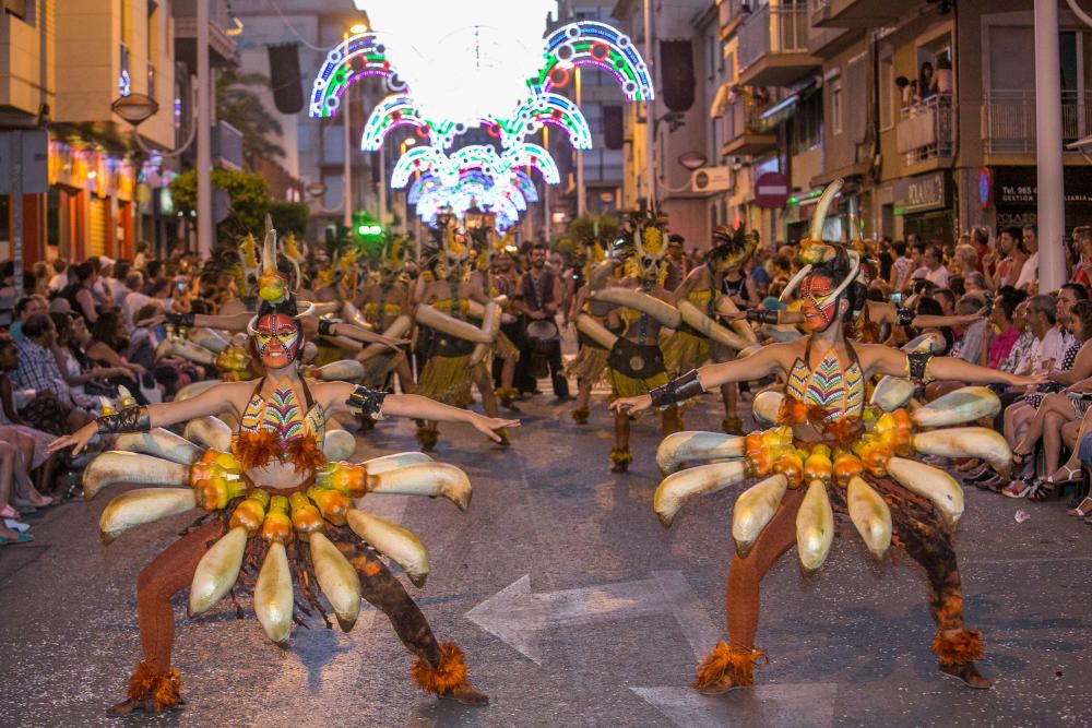 Los Benimerines abren los desfiles con un boato de más de 200 personas marcado por un espectáculo cautivador y las danzas salvajes