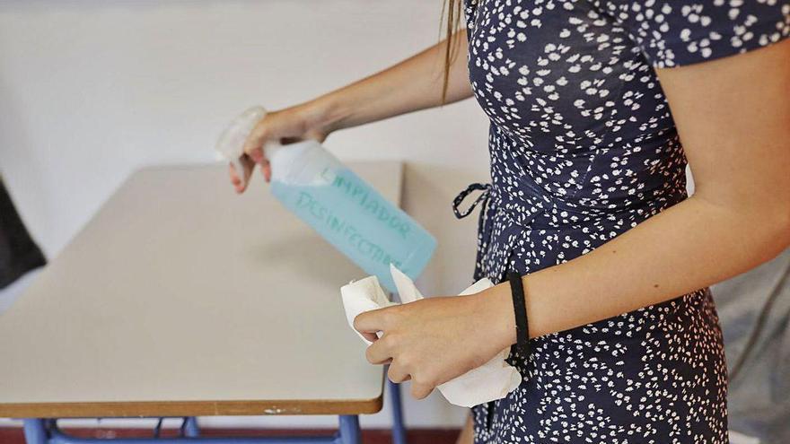 Una alumna desinfecta una mesa del Colegio Alameda de Osuna, en Madrid.