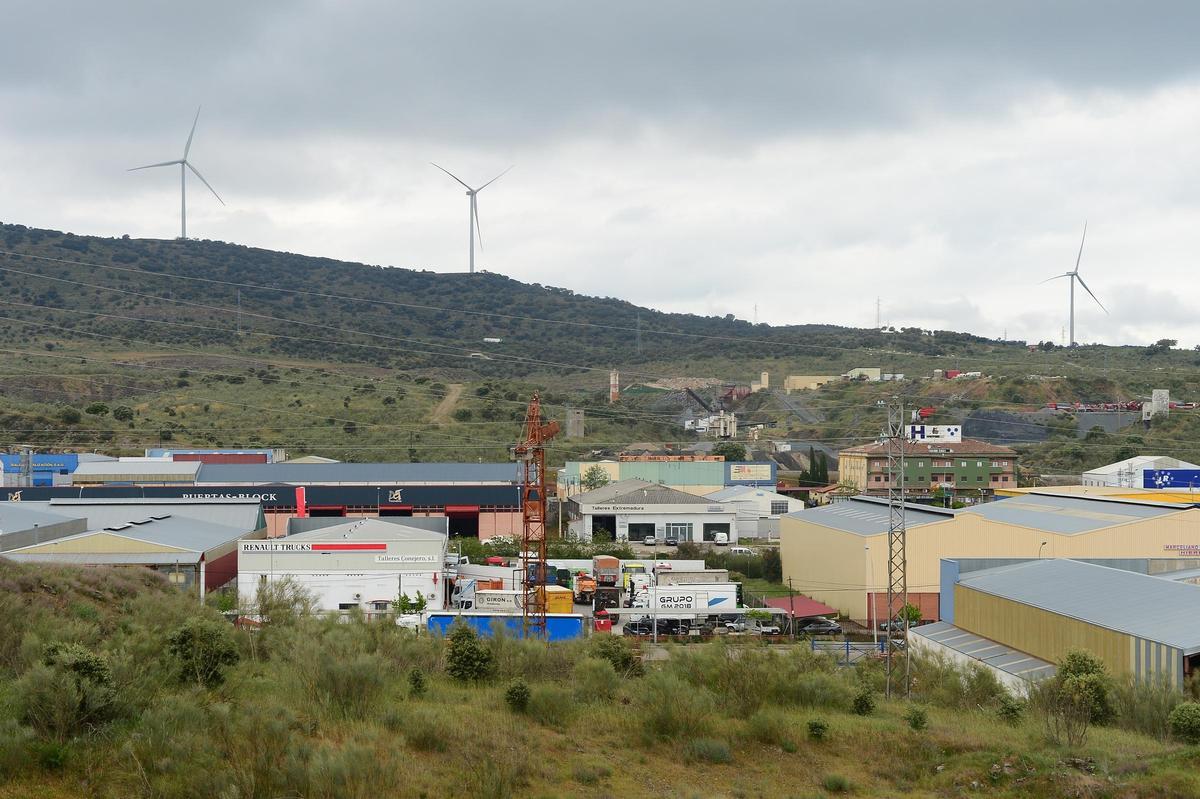 Vista del suelo público municipal ofrecido, al fondo, tras el hotel Ciudad de Plasencia y junto a la cantera.