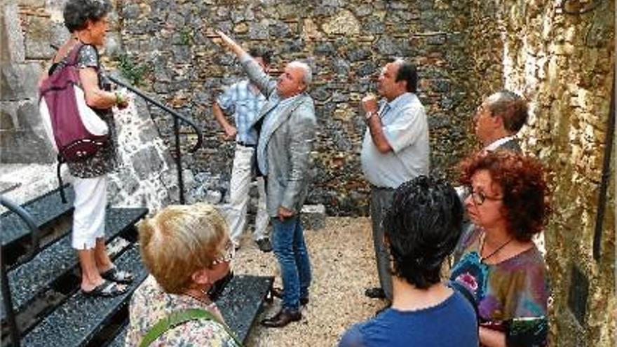 Un dels moments de la visita a les obres de consolidació de la muralla medieval de Castelló.