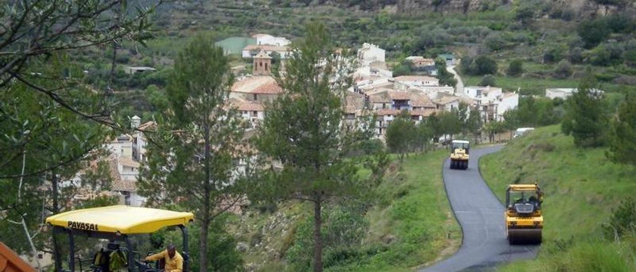 CAMINO RURAL ENTRE VALLIBONA Y CASTELL DE CABRES. ASFALTADO GRACIAS A FONDOS DE LA MANCOMUNIDAD DE LA SÉNIA