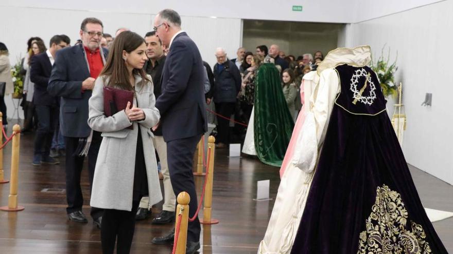 Pasado y presente de la Semana Santa en la exposición de vestidos de reinas del Encuentro