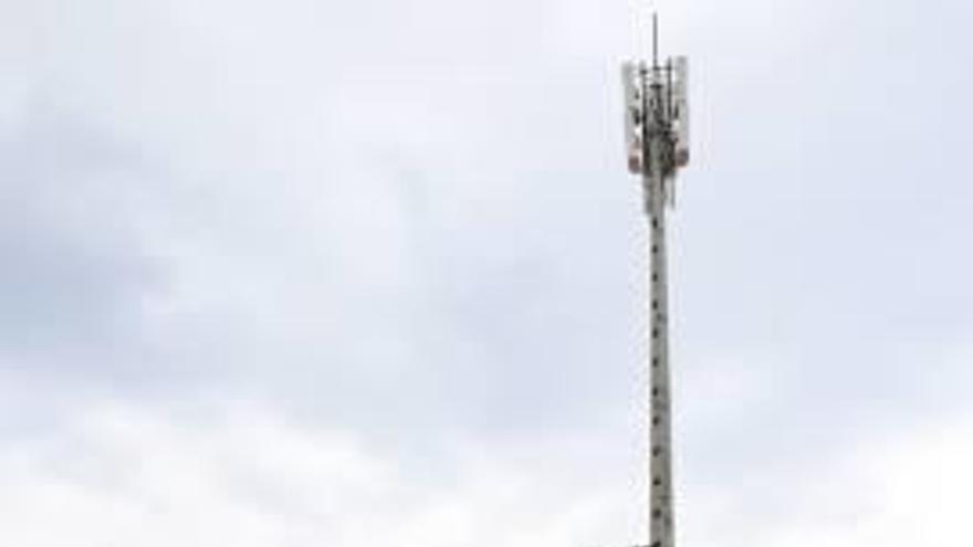 Imagen de la antena de telefonía móvil en el castillo.