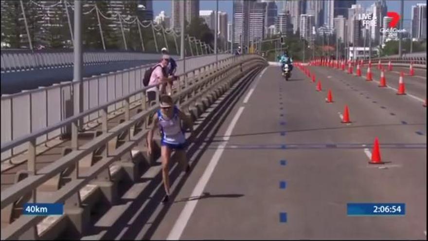 Video: Colapsa un maratoniano... y los aficionados le hacen fotos