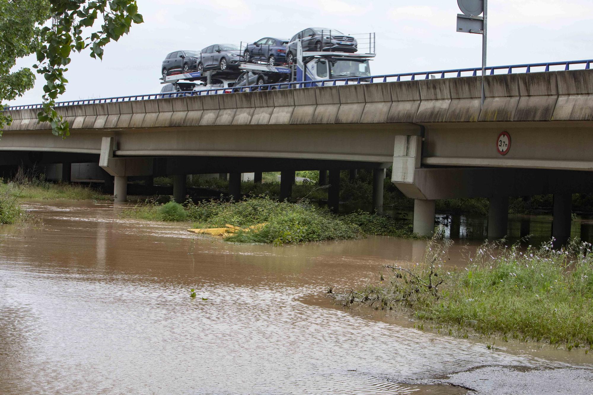 Las intensas precipitaciones han desbordado barrancos y cortado caminos en diferentes municipios de la comarca