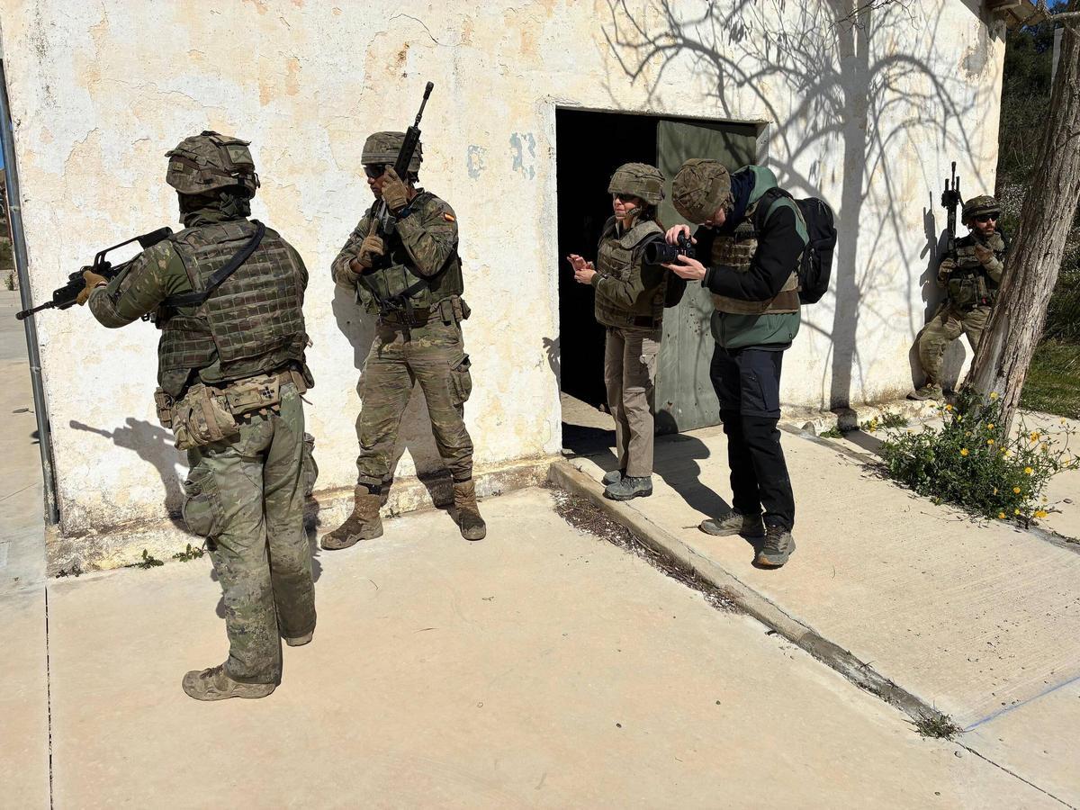 Les imatges del curs per conèixer com actuar en zones de conflicte a la base de Sant Climent