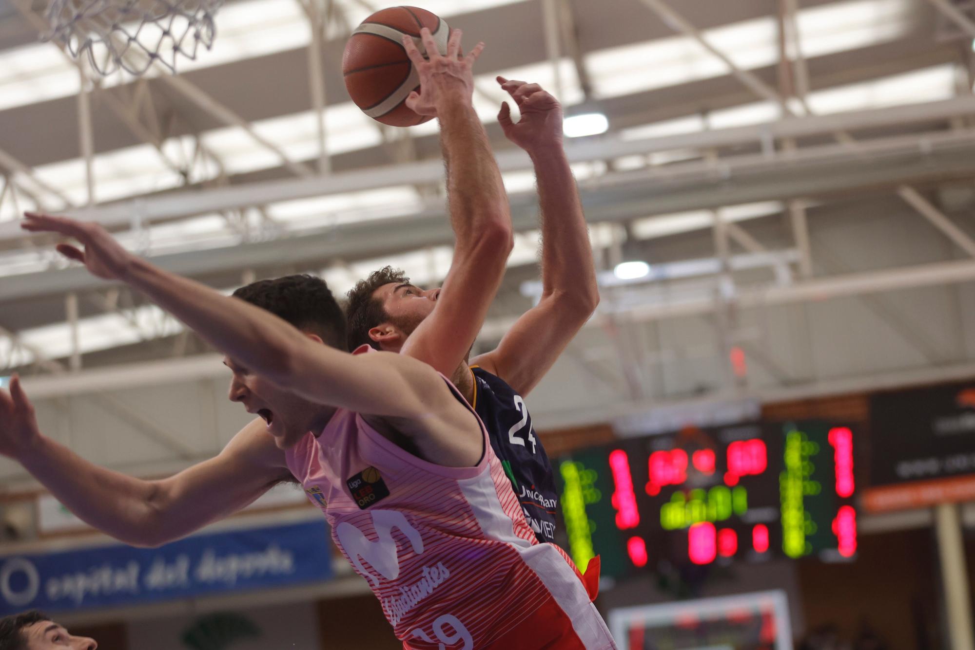 En imágenes: así fue el partido entre el Oviedo Baloncesto y el Estudiantes